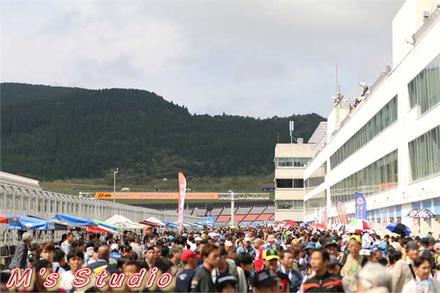 ピットウォーク 2019年10月05日 2019年10月06日 オートポリス AUTOPOLIS SUPER BIKE RACE in KYUSHU スーパーバイクレース MFJ JSB1000 J-P2 ST600 J-GP3 YAMAHA ヤマハ KAWASAKI カワサキ SUZUKI スズキ レースクイーン ピットウォーク 場内 キャンプ